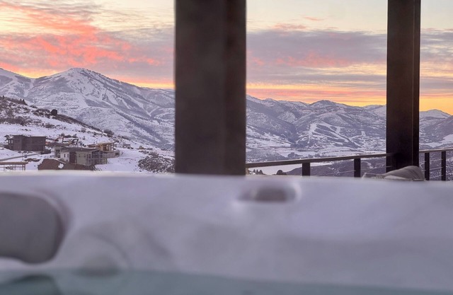 Deer Valley Mt. Retreat-2 large BR, 3 beds, 2.5 BA condo with private hot tub