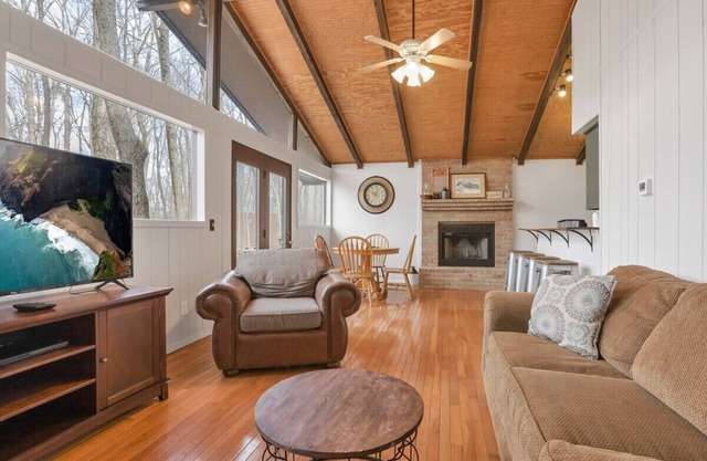 Deerberry Cottage - Hot Tub - Trails