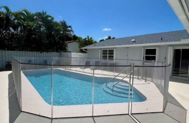 Deerfield Bliss: Pool, Lakefront
