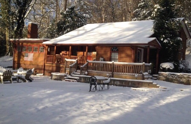 Deerfield Cabin Emplacement, emplacement, emplacement! Le meilleur du centre-ville d'Helen!