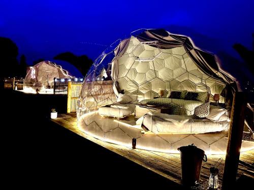 Deerstone Glamping-Pinhaw Beacon dome Hot tub