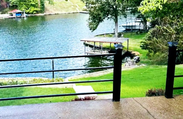 "Deja Blue" Lakeview Villa w/ Luxe Master Bedroom Views