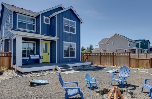 Deja Blue - Pet-friendly, Waterfront Cottage at Oyhut Bay Seaside Village