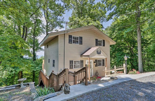 Deja View Cabin with Hot Tub Pets Welcome!