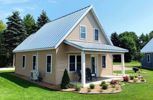 DeJardin's Island Cottages, The Farmhouse - One Bedroom & Loft