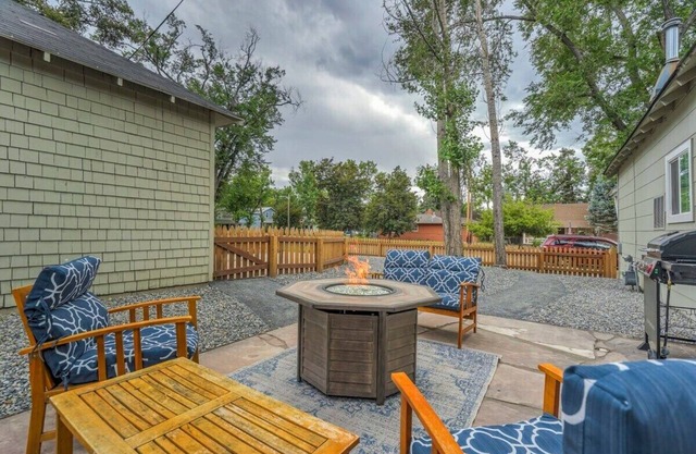 Del Norte Cottage! Downtown Home w/ BBQ & Fire Pit