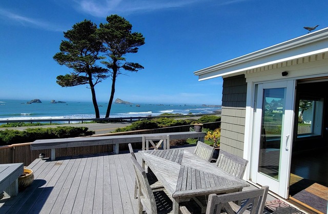 del Playa: Luxurious Craftsman Beachfront Home