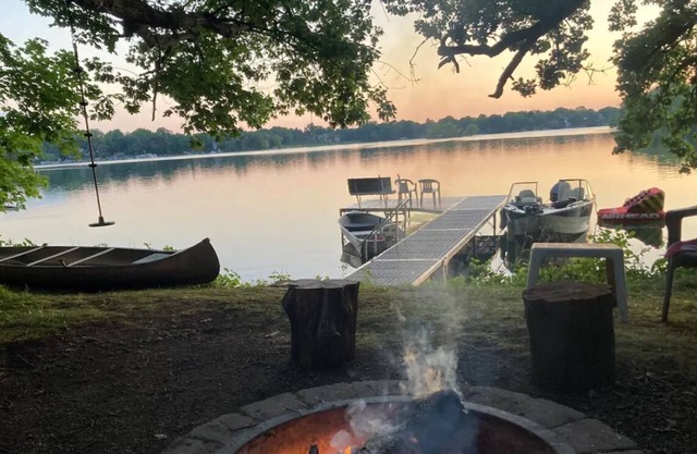 Delafield Cottage on Lower Nemahbin Lake - Canoe & Kayak Included