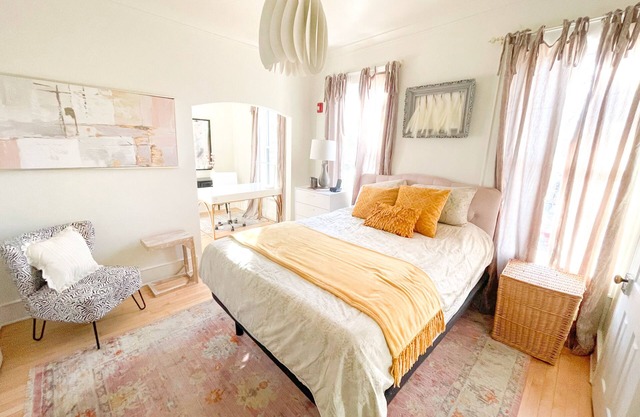 Cozy 1-bedroom apartment in charming downtown Delafield with WiFi, AC