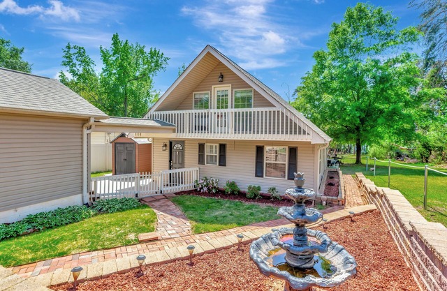 Delight on the Dock at the Edgewater Inn on Lake Hartwell