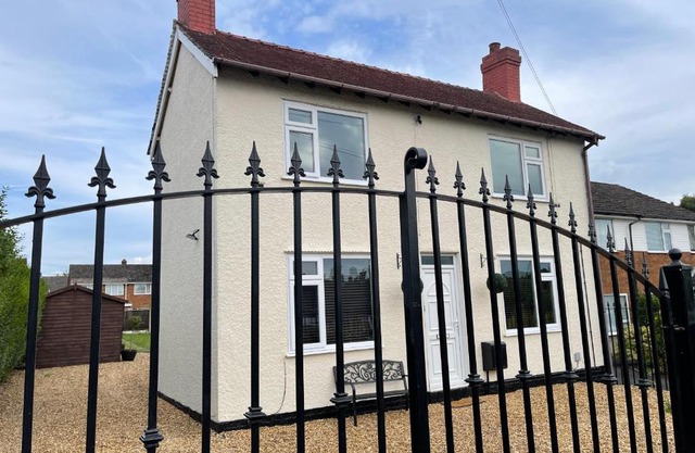 Delightful 2 bed detached home with secure parking