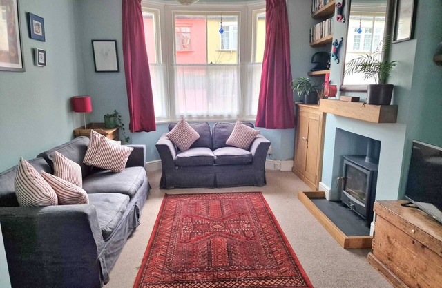 Delightful 2 bed garden cottage (free parking)