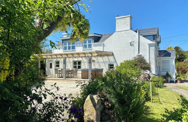 Delightful 3 bed cottage with hot tub, wood burning stove and sea views