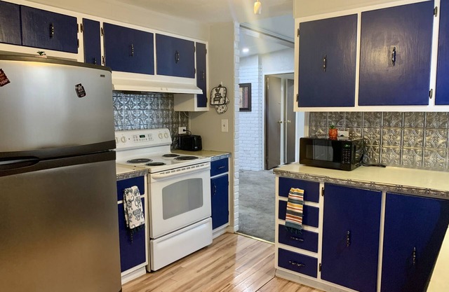 Delightful 3 bedroom house with deck/trails/nature