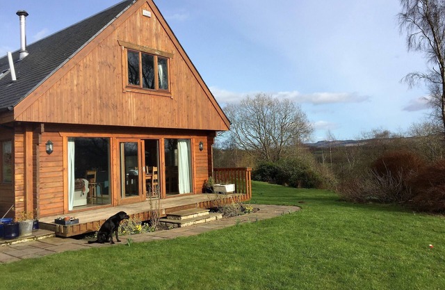 Charmant chalet de 4 chambres sur 2 étages situé dans un beau jardin rural.
