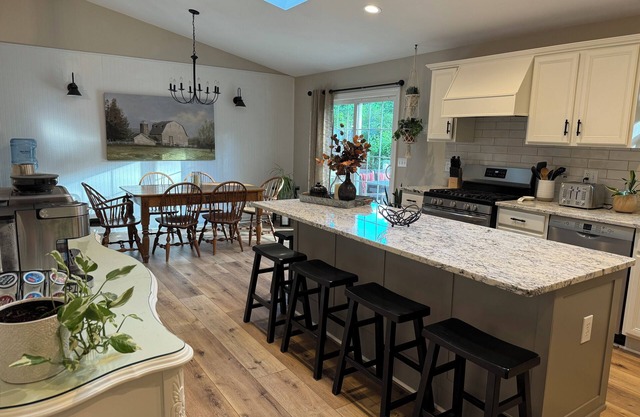 Delightful 5-bedroom house near Lake Delavan with AC, WiFi