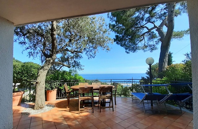 Charmante villa en bord de mer entourée par la paisible pinède d'Andora