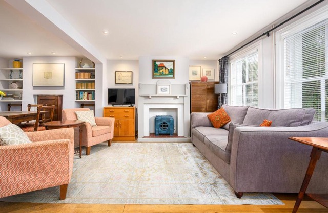 Delightful Bird Sisters Cottage with Free Parking