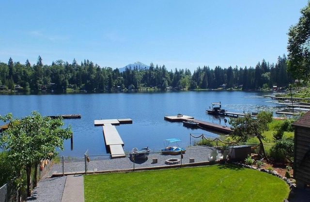 Charmante Bungalow sur le lac Bosworth!