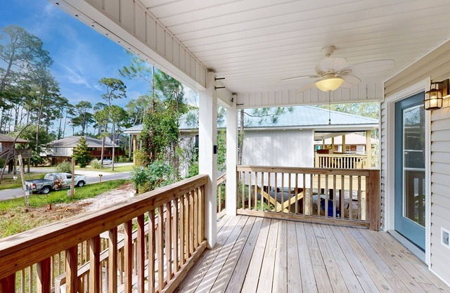 Delightful condo near the beach & town with WiFi, central AC, full kitchen & W/D