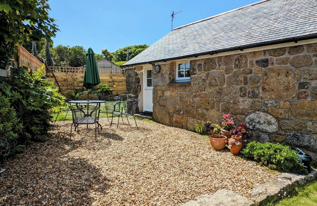 Delightful Cornish barn; near Pedn Vounder and Porthcurno and Minack Theatre
