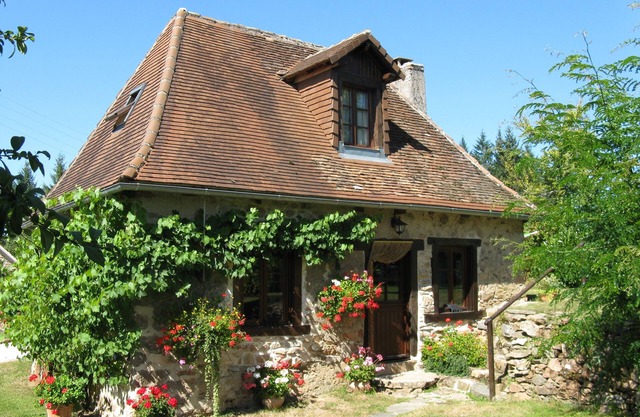 Petite maison de campagne charmante dans un hameau isolé de Chabrenas
