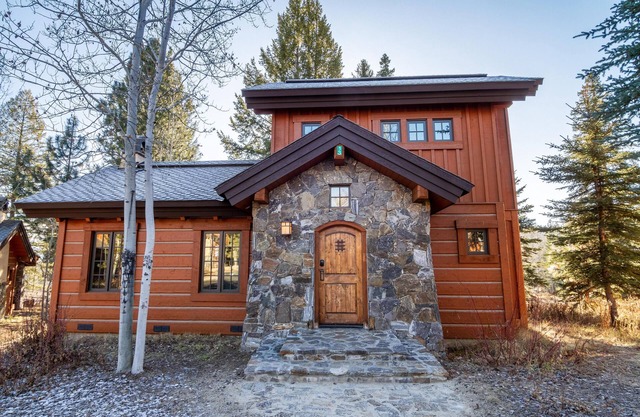 Delightful Cottage |Ski In/Out | Private Hot Tub