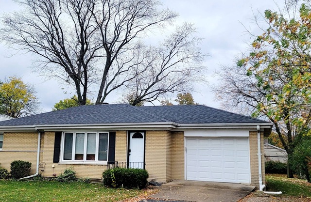 Delightful Cozy Home, 2 Bedroom, 1 full Bath, Conveniently located.