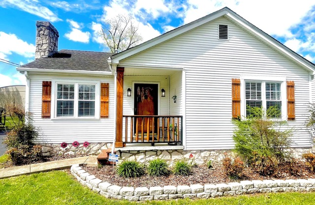 3 miles to Beech Bend & WKU / Garage / Firepit / King Bed / Games / Decor & More