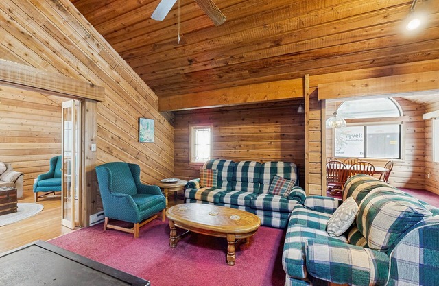 Cabine confortable et adaptée aux chiens avec cuisine complète et foyer extérieur!