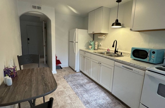 Delightful Duplex in Roanoke- Close to the Hospitals and Pet friendly!