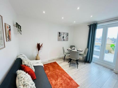 Delightful Ealing Retreat - Steps to Tube & Shops
