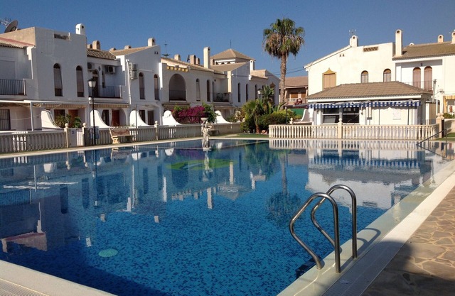 Charmante villa familiale dans une communauté sécurisée avec une grande piscine.
