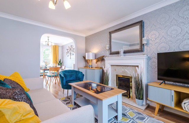 Delightful Family Home with Hot Tub 5 minute walk from stunning beach