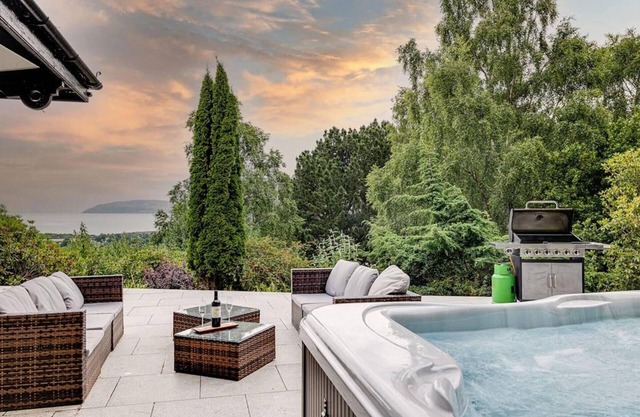 Delightful Holiday Home With sea Views and Hot Tub