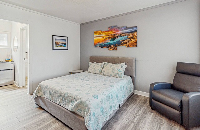 Delightful hotel with lakeview, golf, skiing, WiFi, & Netflix
