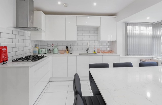 Delightful House 4 bed 2 bath with parking