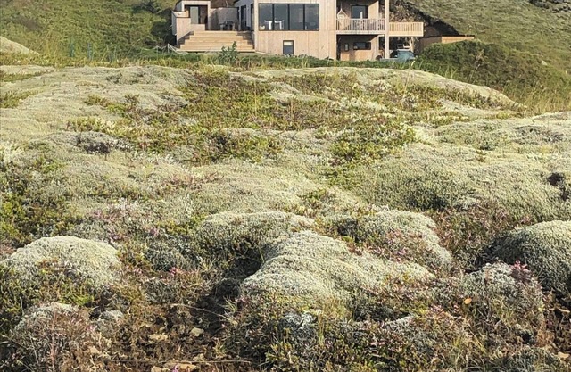 Delightful mountain-view cottage in Golden Circle with outdoor Hot Tub & Sauna