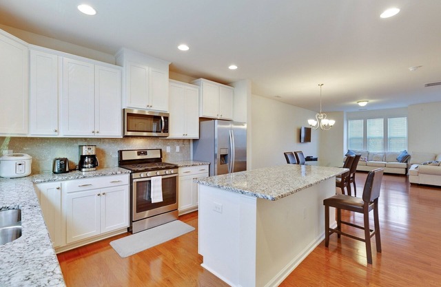 Delightful Pet Friendly Home In Great Location! by RedAwning