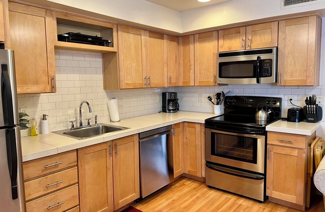 Delightful Pet Friendly 1-bedroom condo with WiFi and AC in charming St. George