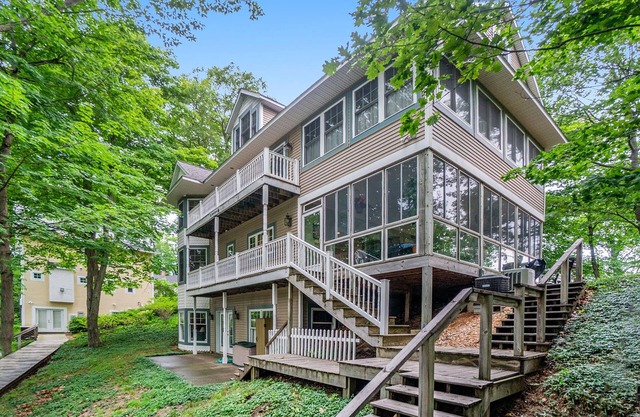 Delightful Private Wooded Setting Stunning Harbor Views, Private Beach Access, Tennis