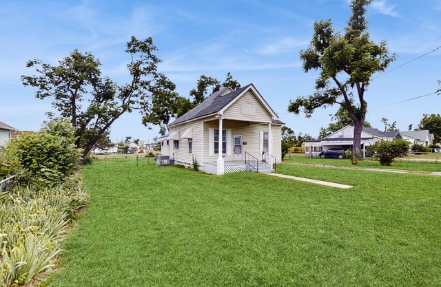 Delightful Rogers getaway w/full kitchen, dog-friendly yard, Wifi, AC & W/D