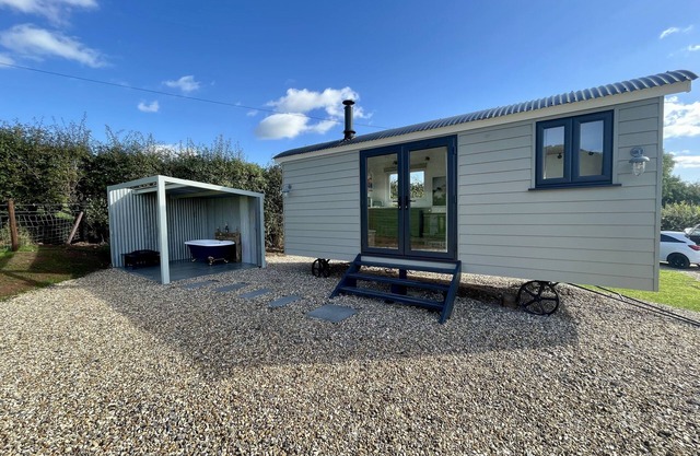 Delightful Shepherd's Hut with Log Burner and Outside Bath