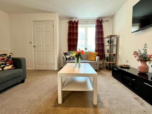 Delightfully decorated cosy two bedroom family home Great transport links to central London