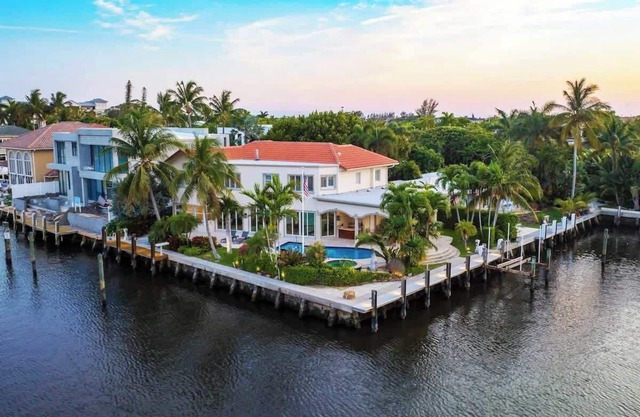 INTERCOASTAL WATERFRONT HOME: Bain à remous, vélos, barbecue, vue sur l’eau à 160 degrés.