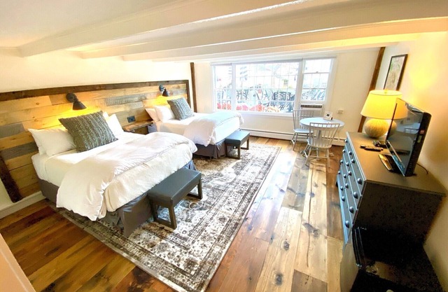 Deluxe 2xQueen in Historic Inn