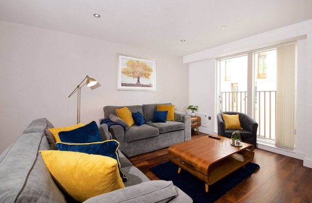 Deluxe 3-Bedroom Spacious City Centre Apartment