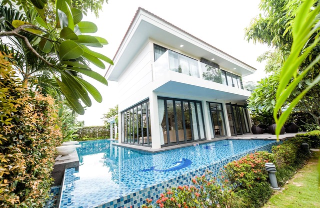 Deluxe 4BR Pool Villa près de la plage