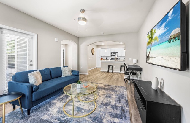 Deluxe and Spacious Condo w/ Pool, Gym and Laundry
