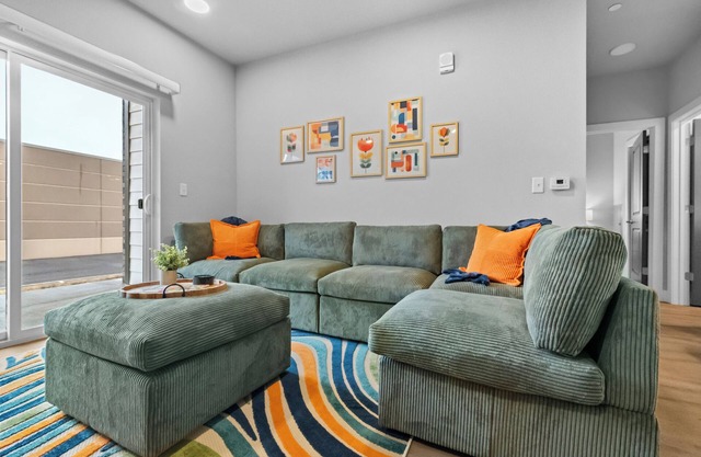 Deluxe Apt Near Bike Trails, Top Golf, Heated Pool, Central,Free Parking,BikeStorage